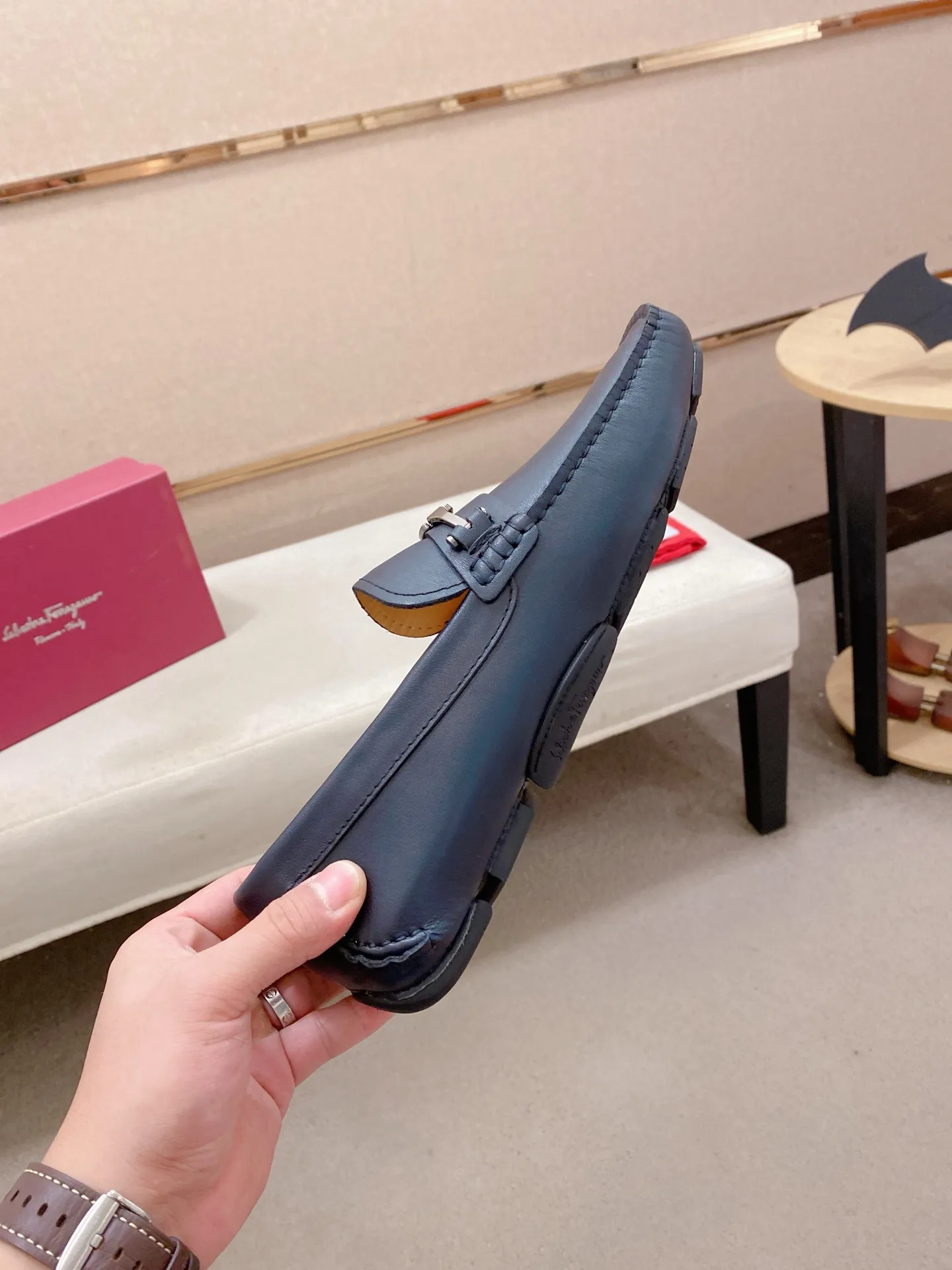 Factory price: 540💰High-end quality! Ferragamo🆕🆕Exclusive hot-selling products in stock🔥🔥New products on the shelves, high-quality Ferragamo men's pea shoes, high-end casual driving shoes, with complete packaging! 💪 💪 Material: imported first-layer cowhide 🐂 + imported high-quality water-dyed cowhide lining + wear-resistant outsole 👍🏻👍🏻 Features: high-end and comfortable, purely handmade 🚀 🚀 Create the perfect shoe that suits you best 🔥 🔥 Size: (38-44) 45 standard size can be customized!